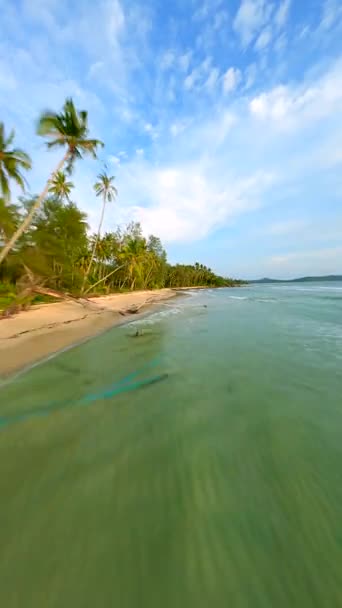 Dynamische Fpv Vlucht Turquoise Zee Leeg Tropisch Strand Bij Zonsondergang — Stockvideo
