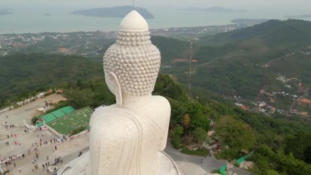 タイのプーケットの夕日におけるビッグブッダ像の空中観察 — ストック動画