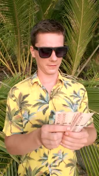 Blanke Man Met Een Zwarte Zonnebril Een Geel Tropisch Shirt — Stockvideo