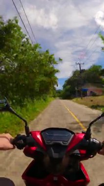 Tayland 'da tropik bir adada scooter sürmek. POV