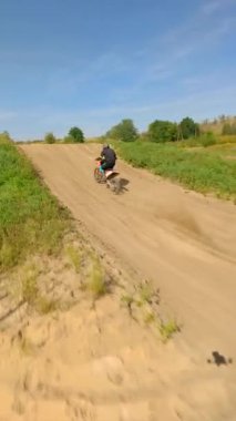 Motokros atlayışının havadan görünüşü. Olağanüstü spor, yarış ve adrenalin kavramları.