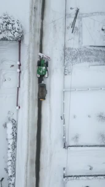 Horní Pohled Traktor Odstranění Sněhu Silnici Zimě — Stock video