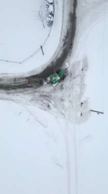 Kışın yoldaki kar temizleme traktörünün en üst görüntüsü.