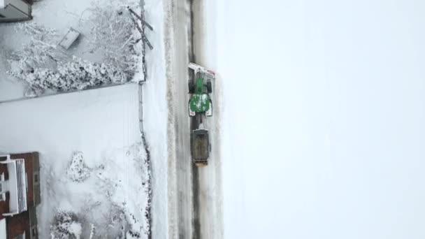 Kışın Yoldaki Kar Temizleme Traktörünün Üst Görüntüsü — Stok video