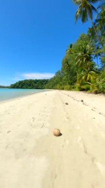 Tayland 'da tenha, beyaz kumlu bir sahil. Sinematik FPV İHA uçuşu.