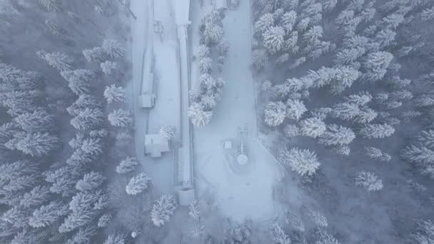 霧山のスキージャンプとスキーリフトのトップビュー — ストック動画