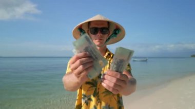 Vietnam 'da tropik plajda Vietnamlı Dong' u sayan adam..