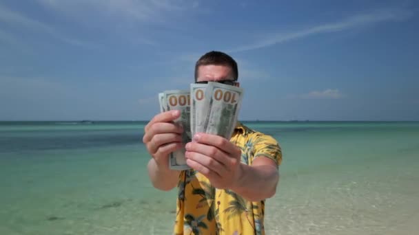 Man Telt Dollars Tropisch Strand — Stockvideo