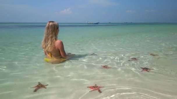 Kaukaska Kobieta Relaksująca Się Tropikalnym Morzu Rozgwiazdy Wyspie Phu Quoc — Wideo stockowe