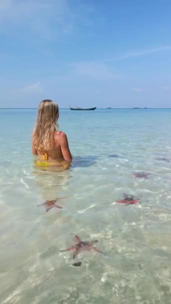 Кавказская Женщина Отдыхает Тропическом Море Морской Звездой Острове Куок Вьетнаме — стоковое видео