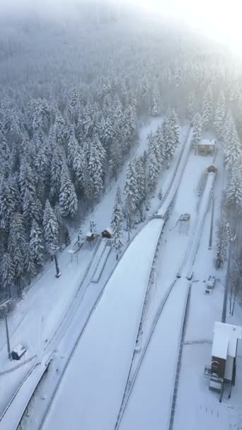 波兰冬季高山森林中雪地滑雪场的空中景观 — 图库视频影像