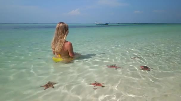 Blanke Vrouw Ontspannen Tropische Zee Met Zeester Phu Quoc Island — Stockvideo