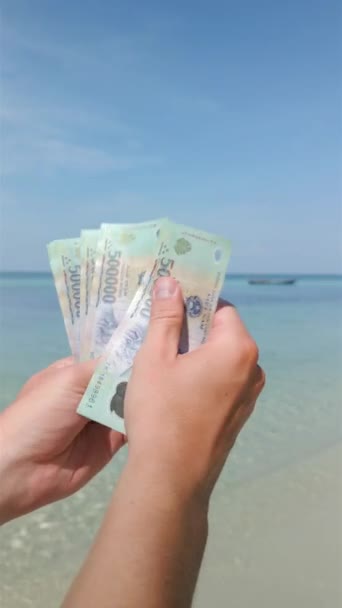 ベトナムのトロピカルビーチでベトナムドンを数える手 クローズアップ — ストック動画