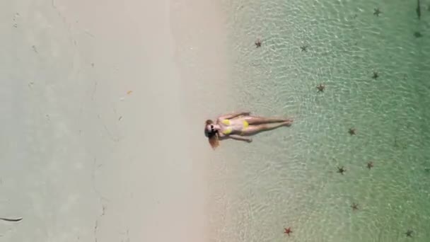 Mulher Caucasiana Deitada Beira Mar Tropical Com Estrelas Mar Conceitos — Vídeo de Stock