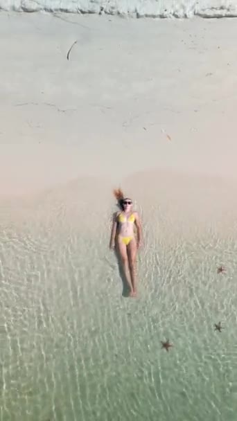Белая Женщина Лежащая Берегу Тропического Моря Морской Звездой Концепции Досуга — стоковое видео