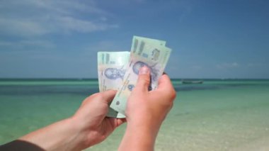 Vietnam 'da tropikal plajda Vietnamlı Dong' u sayan eller. Kapat..