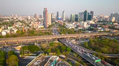 Bangkok, Tayland 'daki otoyollarda hava trafiği hızlandı.