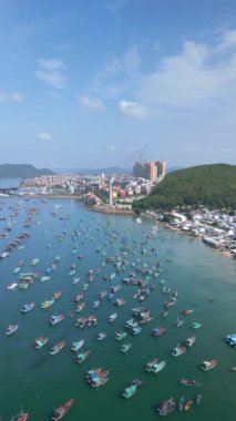 Phu Quoc Adası, Vietnam 'da balıkçı teknelerinin bulunduğu güzel sahil manzarası..
