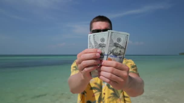Mann Zählt Dollar Tropenstrand — Stockvideo
