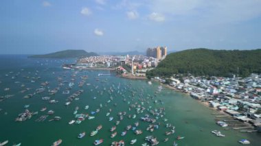 Phu Quoc Adası, Vietnam 'da balıkçı teknelerinin bulunduğu güzel sahil manzarası..