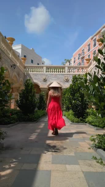 Молодая Женщина Красном Платье Вьетнамская Шляпа Исследующая Город Сансет Острове — стоковое видео