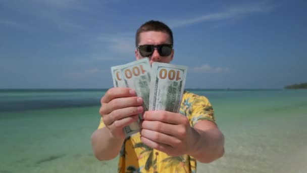 Man Counting Dollars Tropical Beach — Stock Video
