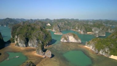 Vietnam 'daki nefes kesici Ha Long Körfezi sinematik hava manzarası.. 