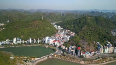 Vietnam 'daki Cat Ba Adası' nın manzarası. 