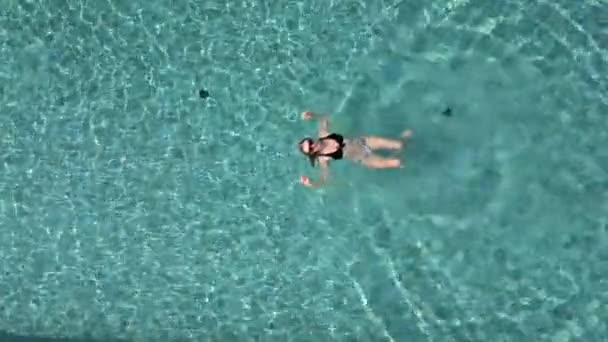 Mężczyzna Nurkuje Basenie Podczas Gdy Kobieta Pływa Zwolniony Ruch Widok — Wideo stockowe