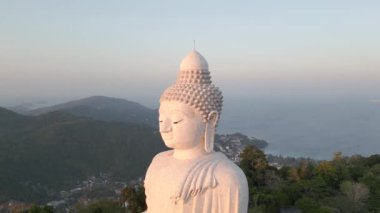 Phuket, Tayland 'da gün doğumunda Büyük Buda heykelinin havadan görünüşü.