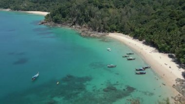 Tayland 'daki cennet adasındaki Phuket adasındaki turistik turistik plaj, turkuaz deniz ve Tayland tekneleri..
