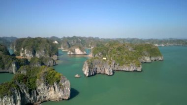Vietnam 'daki nefes kesici Ha Long Körfezi sinematik hava manzarası.. 