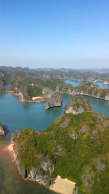 Vietnam 'daki nefes kesici Ha Long Körfezi sinematik hava manzarası.. 