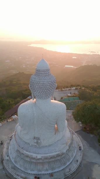 Légi Kilátás Nagy Buddha Szobor Napkeltekor Phuket Thaiföld — Stock videók