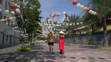 Vietnam 'da Phu Quoc Adası' nda Sunset Town 'ı keşfeden Vietnamlı bir çift..