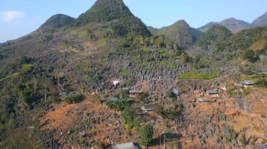 Kuzey Vietnam 'daki Ha Giang Döngüsü' ndeki dağ etnik köyünün hava manzarası..