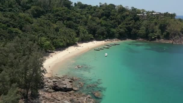 태국의 푸켓에 청록색 보트와 해변의 — 비디오