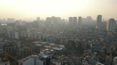Hava kirlenmiş Hanoi şehrinin günbatımında ufuk çizgisi, Vietnam.