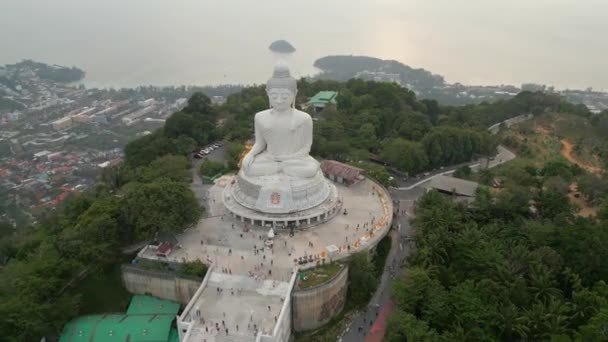 Luftaufnahme Der Buddha Statue Bei Sonnenuntergang Phuket Thailand — Stockvideo