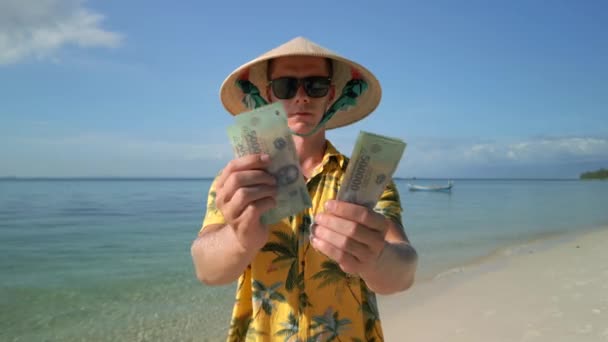 Человек Вьетнамской Шляпе Считая Вьетнамский Донг Тропическом Пляже Вьетнаме Закрыть — стоковое видео