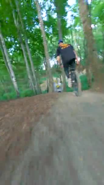 Bicicletas Saltando Una Rampa Bosque — Vídeos de Stock