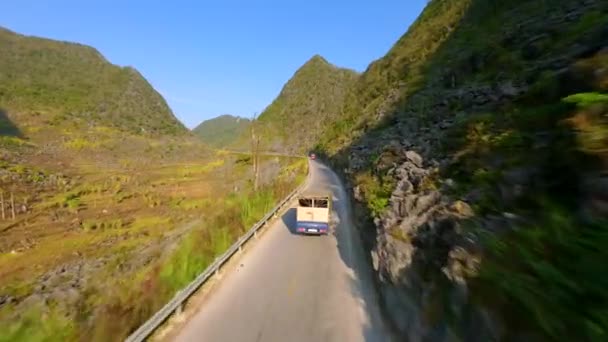 在越南北部下江环上风景秀丽的山路上行驶的卡车 — 图库视频影像
