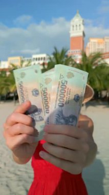 Vietnam 'daki plajda Vietnamlı çükünü sayan Vietnamlı kadın şapkası. Kapat..