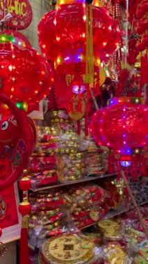 Çin kırmızı fener süslemeleri zenginliği ve mutluluğu simgeliyor. Çin Yeni Yıl Kutlaması.