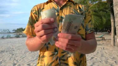 Vietnam 'da tropikal plajda Vietnamlı Dong' u sayan adam. Kapat..