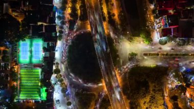Akşam trafiğinin Hanoi, Vietnam 'da bir kavşakta hızlandırılması.
