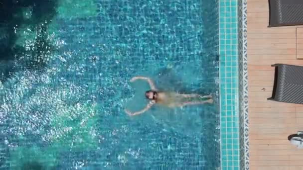 Visão Superior Jovem Caucasiana Nadando Nas Costas Piscina Câmera Lenta — Vídeo de Stock