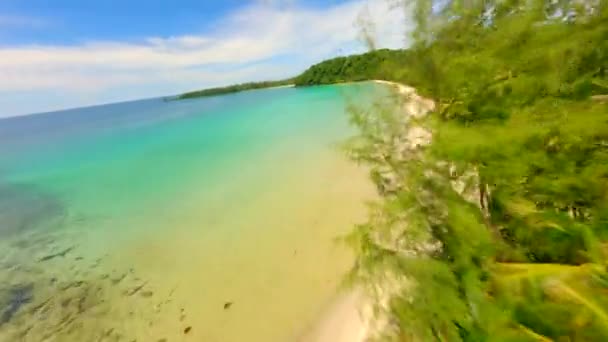 Lot Dronem Fpv Nad Tropikalną Piaszczystą Plażą Turkusowym Morzem Rajskiej — Wideo stockowe