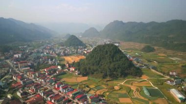 Kuzey Vietnam 'daki Ha Giang Döngüsü' ndeki Vietnam köyünün hava görüntüsü.