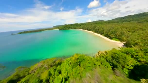 Cinematic Fpv Drone Flight Tropical White Sandy Beach Turquoise Sea — Stock Video